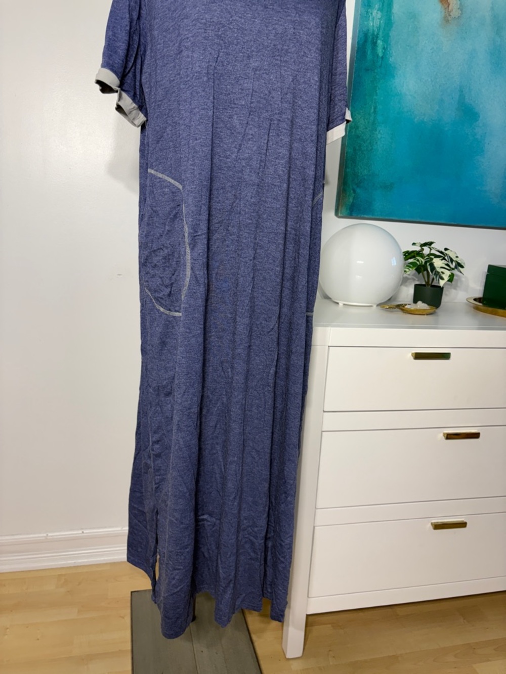 Relaxed V-Neck Navy Maxi Dress with Contrast Trim - Picture 3 of 4
